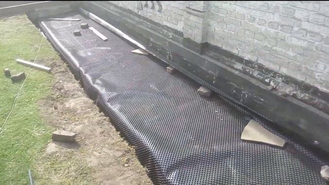 Геомембрана . Сделай сам. Мягкая утеплённая отмостка 1200см из геомбраны и полистирола.Весь процес смотреть онлайн