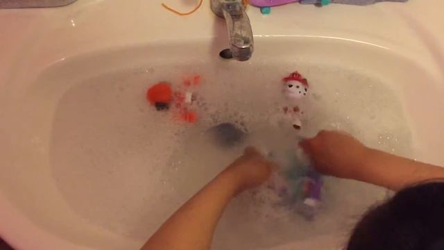 Щенячий патруль Эверест, Маршал и Зума играют в бассейне. смотреть онлайн