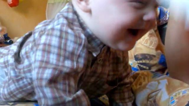 Малыш очень заразительно смеётся. смотреть онлайн