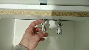 Установка умывальника с тумбой. Монтаж смесителя и сифона.