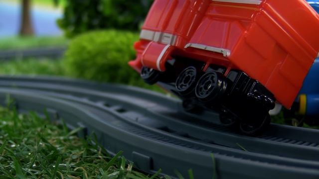 Видео для мальчиков — Роботы-поезда — Паровозики играют в футбол