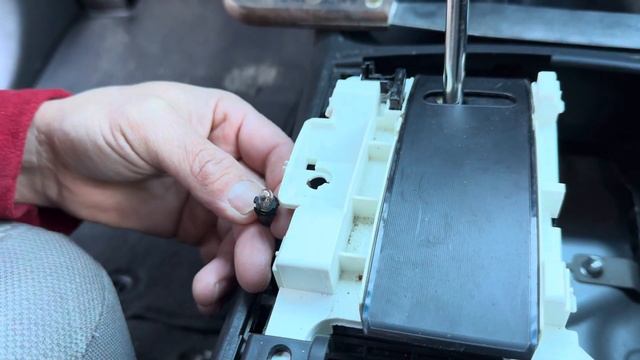 Cómo cambiar bombillo palanca de cambios Toyota Tacoma 2005-2015 смотреть онлайн
