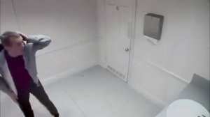 В ТУАЛЕТЕ мужик снял ТРУСЫ...скрытая камера