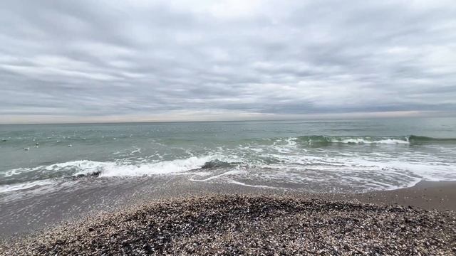 Одесса. Январское море шумит волнами на берег Большого Фонтана смотреть онлайн