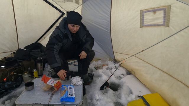 ЛОВИМ В МОРЕ ЗИМОЙ СО ЛЬДА смотреть онлайн