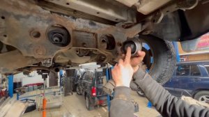 Suzuki Grand Vitara Замена сайлентблоков заднего редуктора
