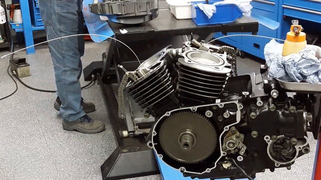 Suzuki VL 800 , montando motor смотреть онлайн