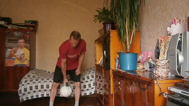 Гиря 40 кг.Подъем гири "на попа"(дном кверху) из стойки "цапли"(на одной ноге). смотреть онлайн