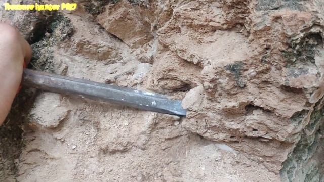 Part1 - Extracting Pure Gold By metal detector inside the Rocks Directly / Finding Huge Gold Nugget смотреть онлайн