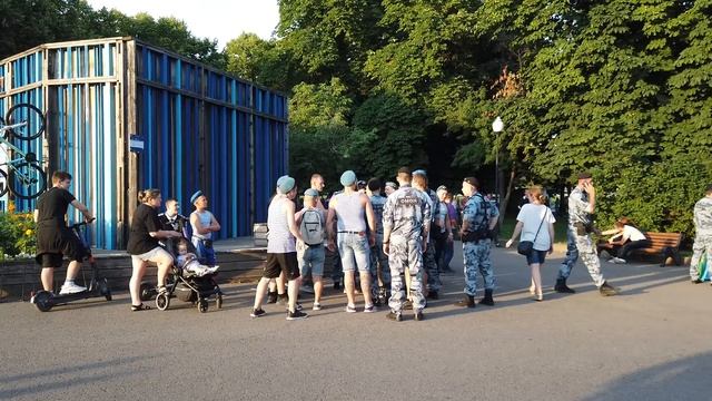 Драка день ВДВ Парк Горького 02. 08. 2022 слово за слово об Украине смотреть онлайн