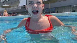 24 HORAS EN LA PISCINA 💦 DORMIMOS EN LA PISICINA Y NOS ECHAN / Daniela Go