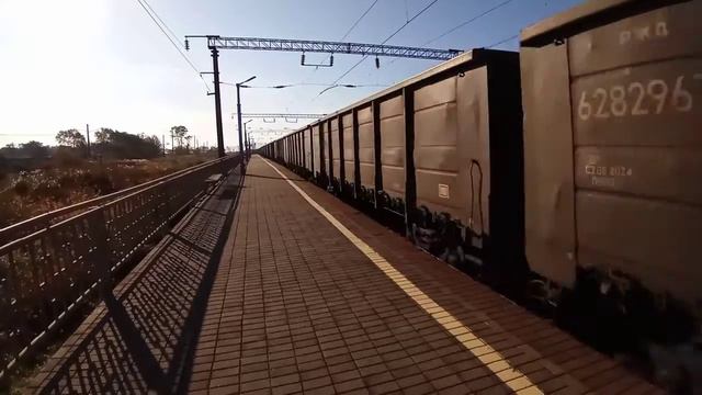 Бывший гость. 3ЭС5К-899 "Ермак" с грузовым поездом и приветом следует через о.п.Совхозная смотреть онлайн