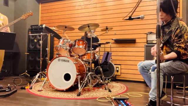 Medium Shuffle Improvisation Jam Session：Key=D смотреть онлайн