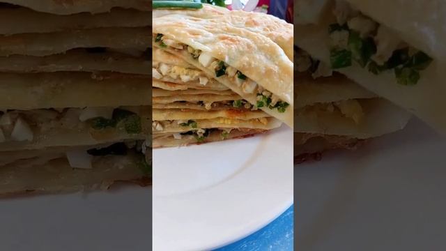 Лепешки с зеленым луком и яйцом.Ссылка на рецепт в комментарии. смотреть онлайн