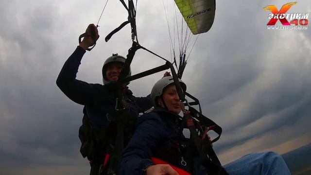 Полеты на параплане с инструктором в Калужской области! Летает - Курбатова Елена! Подарок жене :) смотреть онлайн