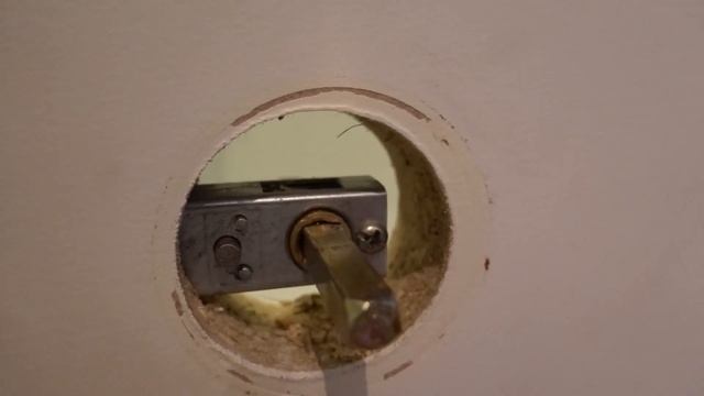 Remove door lock without visible screws and stuck latch spindle смотреть онлайн