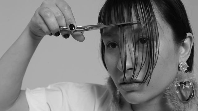 Видео-инструкция: как самостоятельно подстричь челку смотреть онлайн