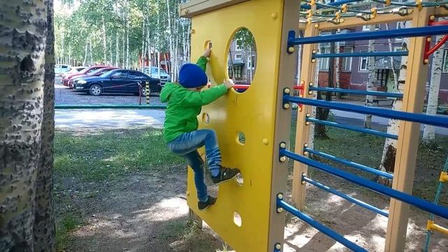 Матвей на спорт площадке. Качеля. Кольца. Лестница смотреть онлайн