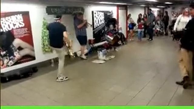 Нью-йоркский саксофонист зажигает!Метро Нью-Йорка смотреть онлайн