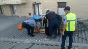 Человек упал с окна третьего этажа