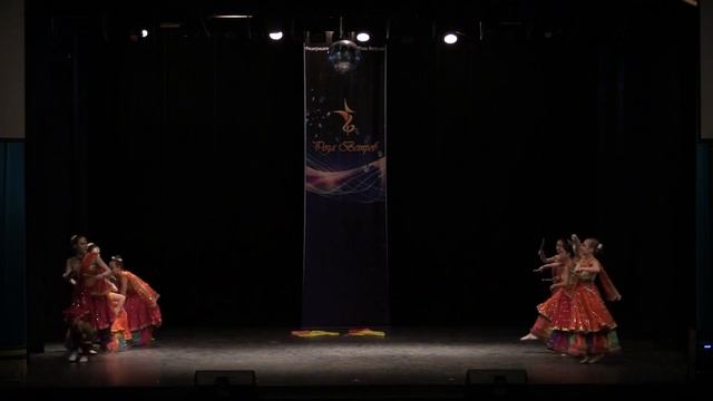 стилизация народного танца штата Гуджарат в стиле Гарба "Nagada" смотреть онлайн