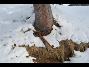 Рубим лед топором .