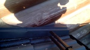 Примыкание бревенчатой стены к черепичной кровле!