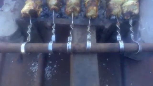 Как переворачивать шашлык на четыре стороны смотреть онлайн