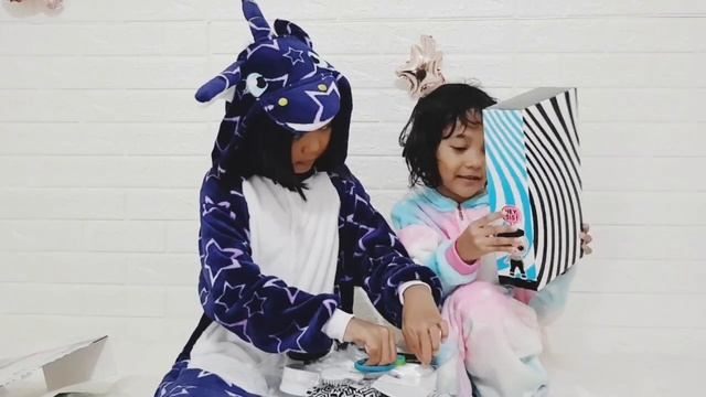 Unboxing L.o.L OMG Groovy Babe смотреть онлайн