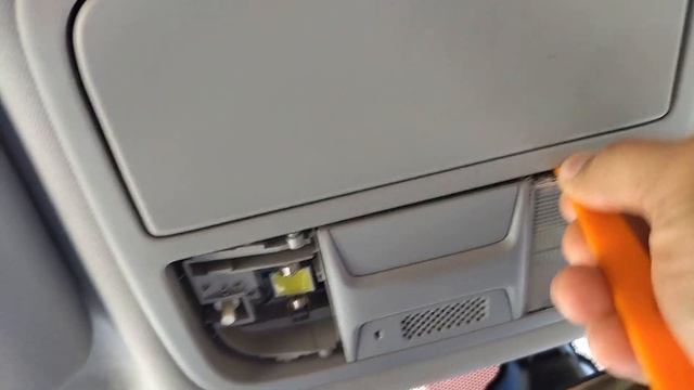 Снятие переднего плафона штурманского освещения на Honda CR-V смотреть онлайн