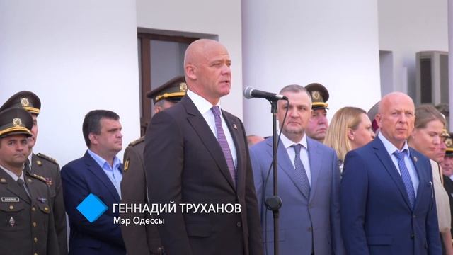 Над Потемкинской лестницей растянули 27-метровый флаг Украины смотреть онлайн