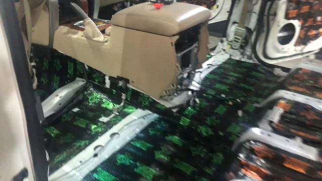 Toyota Land Cruiser 200 зашумлена не плохо, но дополнительная шумоизоляция ещё никому не помешала. смотреть онлайн