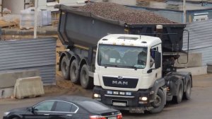 Самосвал типа Тонар Wielton - Всё никак не мог подъехать к стройке, чтобы выгрузить щебень в дождь.