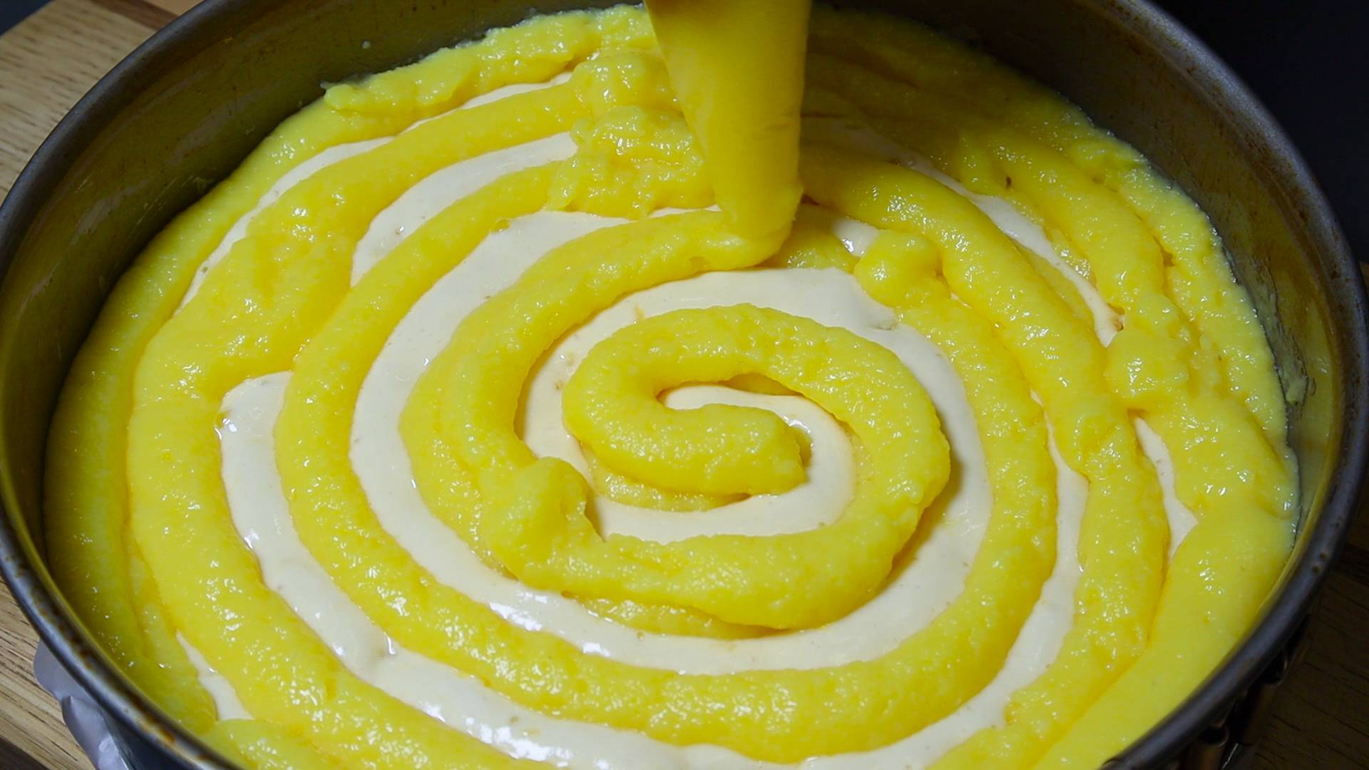 Простой в приготовлении и невероятно вкусный апельсиновый пирог придется по вкусу всей семье.