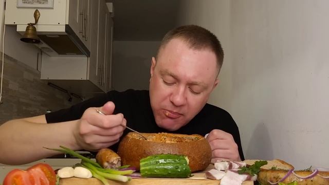 МУКБАНГ. ОБЖОР. БОРЩ В ХЛЕБЕ НА СВИНЫХ РЁБРАХ, САЛО, КОЛБАСА ДОМАШНЯЯ, ЧЕСНОК, ЛУК, ОВОЩИ. АСМР. смотреть онлайн