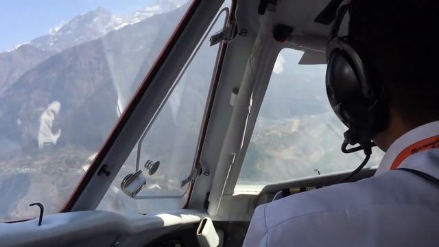 Lukla Nepal Himalaya Cockpit View Landing смотреть онлайн