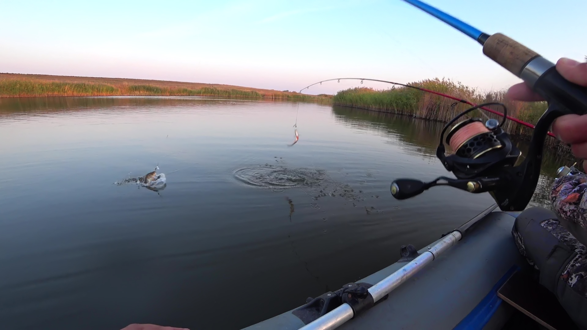 ЖОР ОКУНЯ в ОКТЯБРЕ РЫБАЛКА НА СПИННИНГ смотреть онлайн