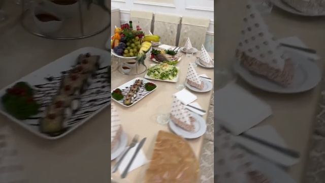 Красива накрытые столы на свадьбе смотреть онлайн