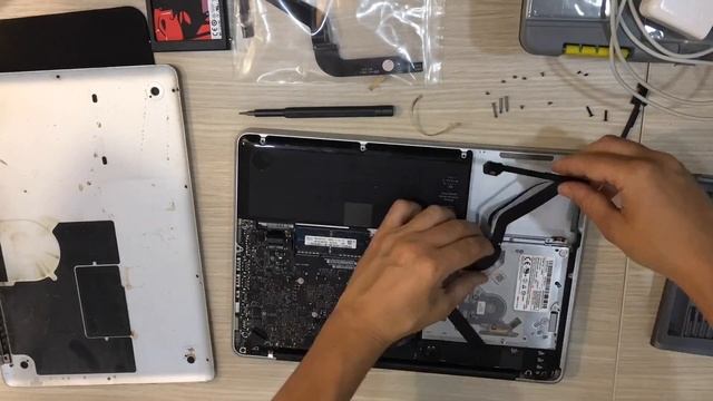 Cablu hdd defect Inlocuire cablu hdd Apple MacBook Pro A1278 2010 - 2012 смотреть онлайн