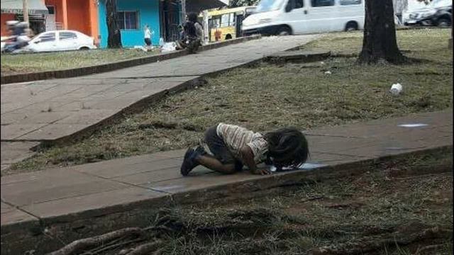 Шокирующее фото дня: девочка вылизывает лужу, Аргентина, 2017 год смотреть онлайн