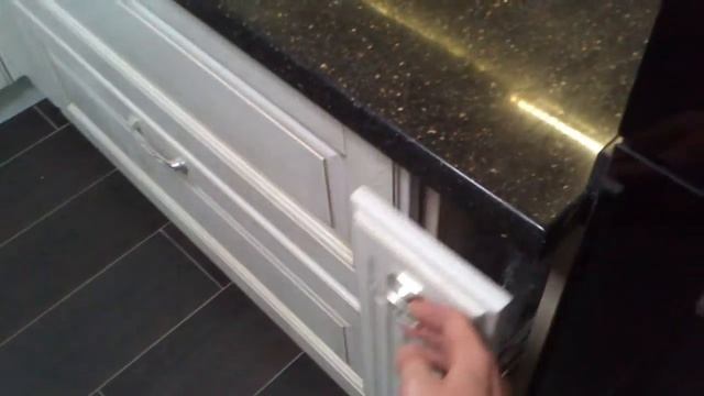 Как выбрать кухню . Кухня фасад ясень . Столешница искусственный камень CORIAN. смотреть онлайн