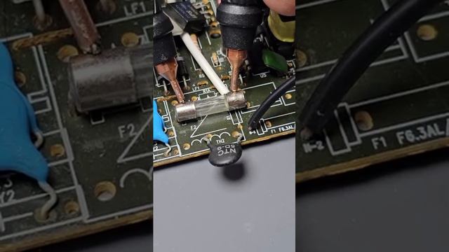Components Exposed to Overcurrent #zaferyildiz #electronics #short #shorts #viral #Exposed #led смотреть онлайн