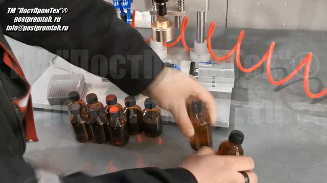 Заворачивание крышек на стеклянных флаконах. Укупор спирта. Завинчиватель для фармацевтики. смотреть онлайн