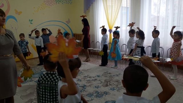 Танец с листьями "Осень постучалась к нам" на осеннем утреннике в подготовительной группе смотреть онлайн