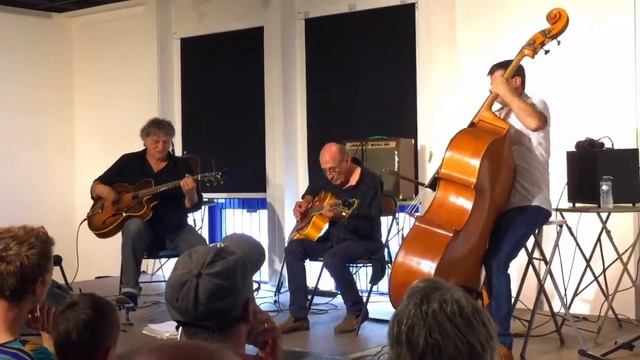 Bernard REY (basse & contrebasse) avec PITMAN TRIO JAZZ Manouche . смотреть онлайн