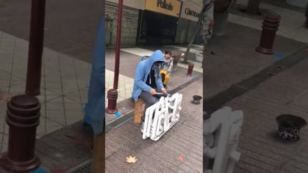 Techno на трубах. Musico techno callejero con tubos. техно