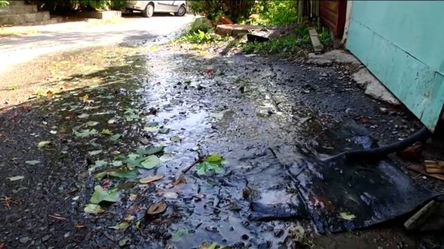 На территории двора пенсионерки из Курска прорвало трубу водоснабжения смотреть онлайн