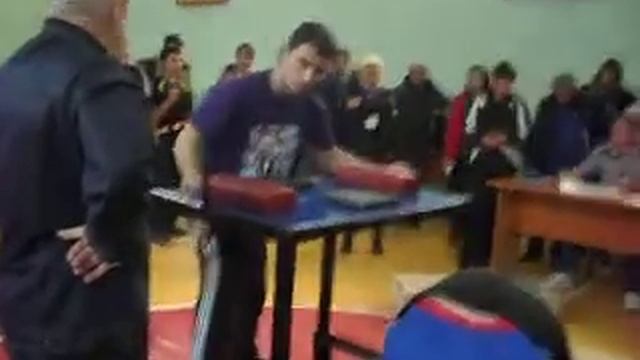 Соревнования по армрестлингу 2013г в Белогорске за 1-2 место смотреть онлайн