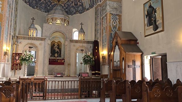 Фрагмент службы и внутреннее убранство армянской церкви святой Рипсиме в Ялте смотреть онлайн