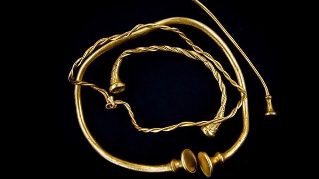 Нашли золотой клад возле Стаффордшира. #находка #клад смотреть онлайн